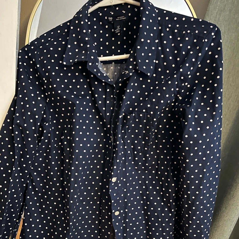 Women’s/jrs Gap blue/white polka dot long sleeve button down, size Medium